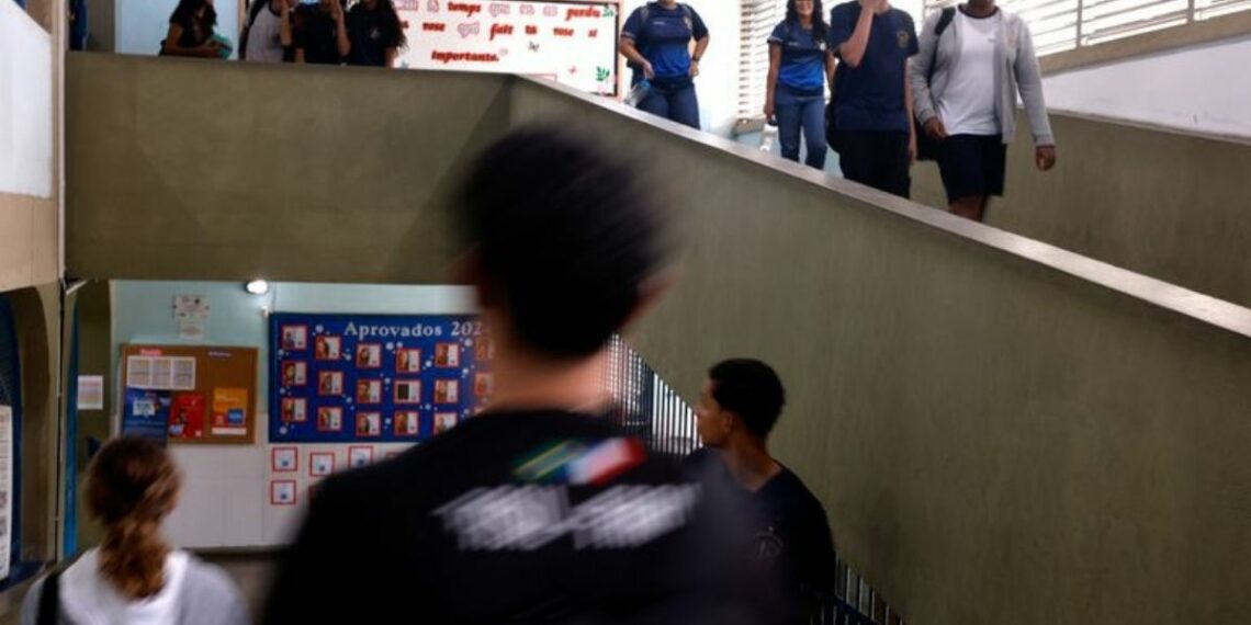 Número de escolas sem água caiu pela metade no Brasil, mas 75 mil alunos ainda são afetados. Unicef alerta para desigualdades e cobra investimentos em saneamento.