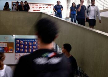 Número de escolas sem água caiu pela metade no Brasil, mas 75 mil alunos ainda são afetados. Unicef alerta para desigualdades e cobra investimentos em saneamento.