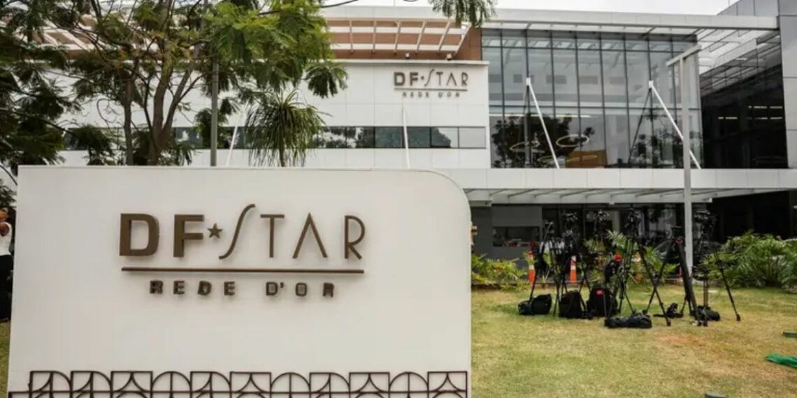 Jair Bolsonaro foi transferido para hospital em Brasília após risco de morte, segundo médica. Ex-presidente segue internado sem previsão de alta.