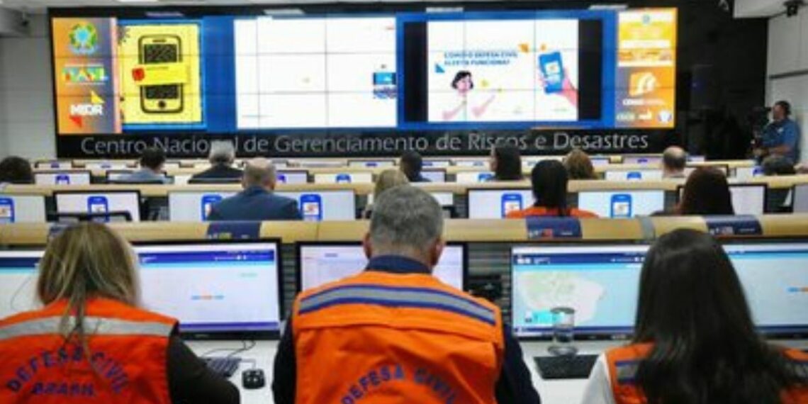 Defesa Civil Alerta já enviou mais de 2 mil notificações no Brasil. Sistema gratuito usa celular para avisar população sobre riscos e desastres.