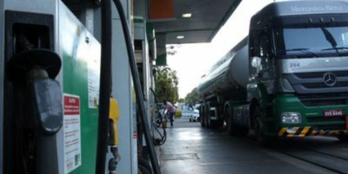 Governo federal zera impostos do diesel, cria subsídio e reforça fiscalização para evitar aumento no preço dos combustíveis.