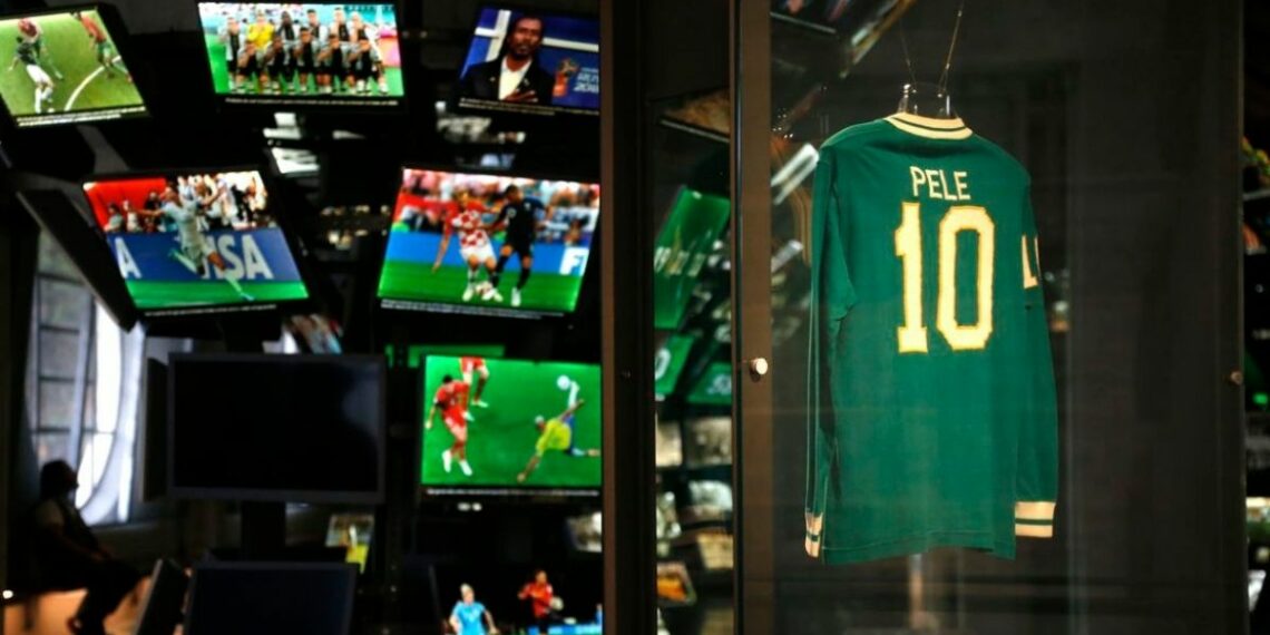 Museu do Futebol lança audioguia acessível com formato de rádio. Projeto amplia inclusão de pessoas com deficiência visual e ganha versões multilíngues.