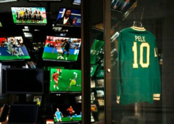 Museu do Futebol lança audioguia acessível com formato de rádio. Projeto amplia inclusão de pessoas com deficiência visual e ganha versões multilíngues.