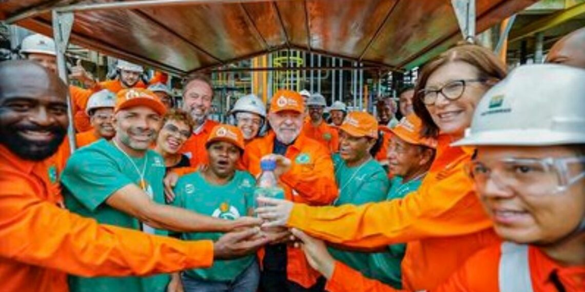 Lula anuncia R$ 9 bilhões para refinaria Gabriel Passos, em Betim, critica privatização da BR Distribuidora e defende controle de preços dos combustíveis.