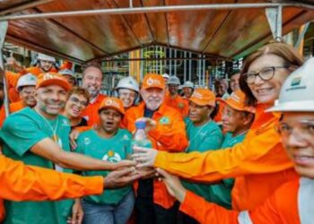 Lula anuncia R$ 9 bilhões para refinaria Gabriel Passos, em Betim, critica privatização da BR Distribuidora e defende controle de preços dos combustíveis.