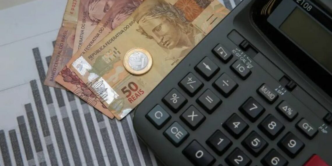 IPCA-15 desacelera para 0,44% em março, segundo IBGE. Alimentos seguem pressionando inflação no Brasil.