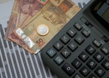 IPCA-15 desacelera para 0,44% em março, segundo IBGE. Alimentos seguem pressionando inflação no Brasil.