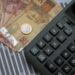 IPCA-15 desacelera para 0,44% em março, segundo IBGE. Alimentos seguem pressionando inflação no Brasil.