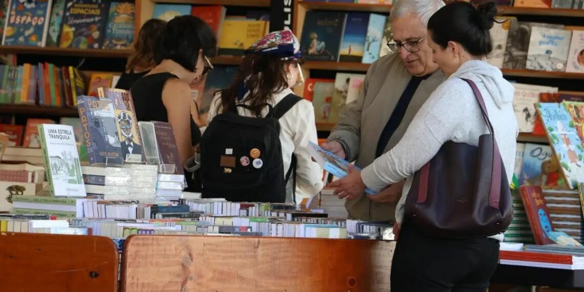 Número de consumidores de livros cresce no Brasil em 2025, com destaque para jovens e mulheres. Redes sociais e novos formatos impulsionam o mercado editorial.