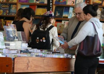 Número de consumidores de livros cresce no Brasil em 2025, com destaque para jovens e mulheres. Redes sociais e novos formatos impulsionam o mercado editorial.