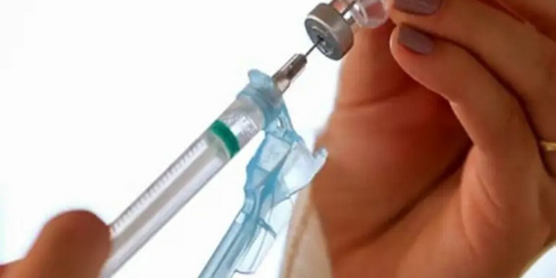 Estudo da USP revela que vacina contra herpes-zóster é segura e eficaz para pacientes com doenças reumáticas autoimunes.