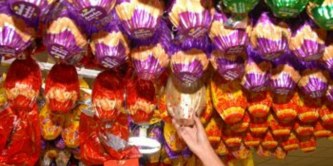 Levantamento do Procon Vitória aponta variação de até 73% nos preços de chocolates. Pesquisa orienta consumidores a economizar na Páscoa.