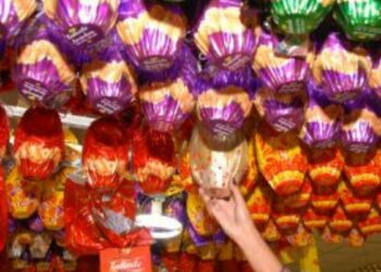 Levantamento do Procon Vitória aponta variação de até 73% nos preços de chocolates. Pesquisa orienta consumidores a economizar na Páscoa.