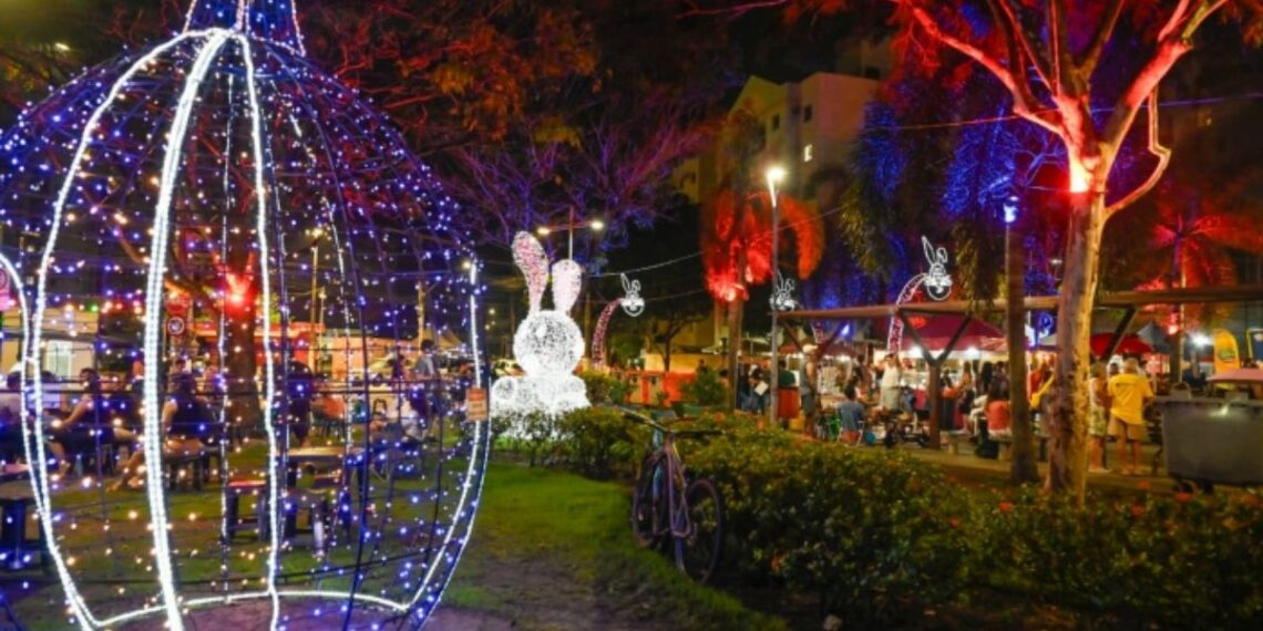 Páscoa Encantada em Vitória reúne famílias na Praça Nilze Mendes com atrações, iluminação especial e ovo gigante. Evento reforça lazer e convivência na cidade.