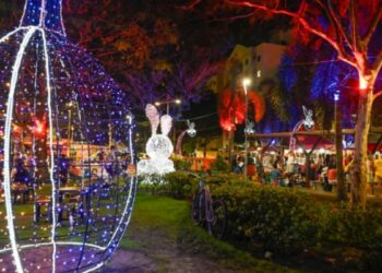 Páscoa Encantada em Vitória reúne famílias na Praça Nilze Mendes com atrações, iluminação especial e ovo gigante. Evento reforça lazer e convivência na cidade.