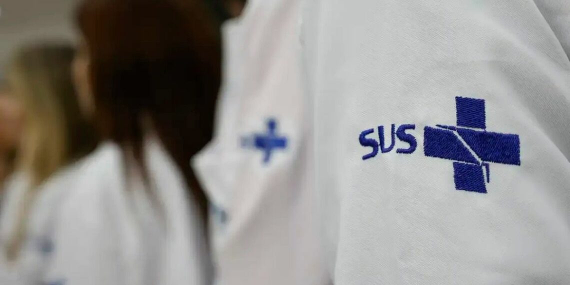 Número de exames para detectar câncer de intestino no SUS triplicou em uma década. Campanhas como o Março Azul impulsionam a prevenção e o diagnóstico precoce.