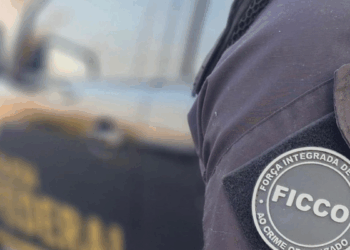 Equipes da força integrada de combate ao crime organizado cumprem mandados em cidades do Ceará durante operação contra financiamento ilegal de campanhas.