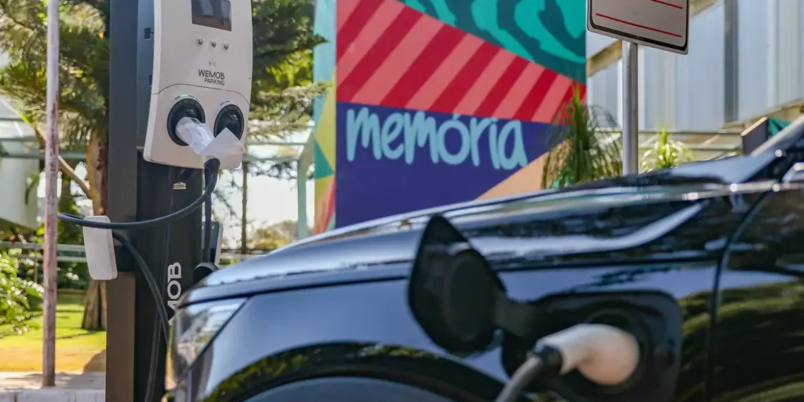 Emplacamentos de veículos novos avançam 4,13% em fevereiro no Brasil, segundo a Fenabrave. Programa Carro Sustentável e alta nas motos impulsionam mercado.