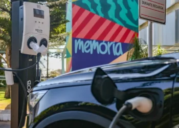 Emplacamentos de veículos novos avançam 4,13% em fevereiro no Brasil, segundo a Fenabrave. Programa Carro Sustentável e alta nas motos impulsionam mercado.