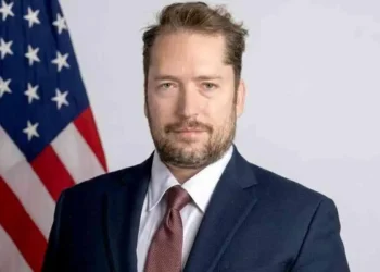 Ministro Alexandre de Moraes pede ao Itamaraty informações sobre possível agenda diplomática do assessor americano Darren Beattie e visita ao ex-presidente Jair Bolsonaro na prisão.