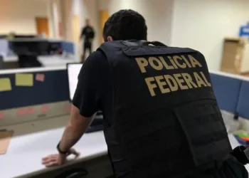 Polícia Federal apura possíveis irregularidades em contratos e atas no Espírito Santo.