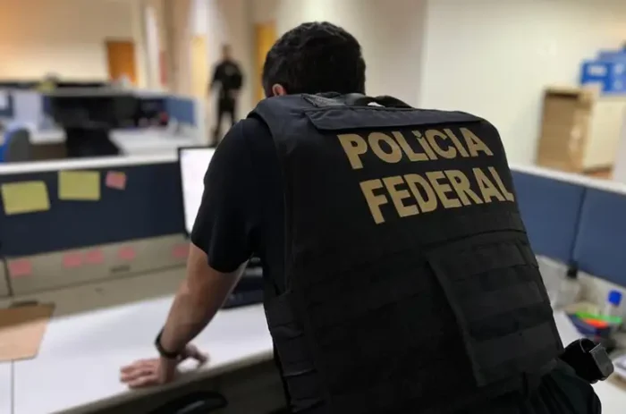 Polícia Federal apura possíveis irregularidades em contratos e atas no Espírito Santo.