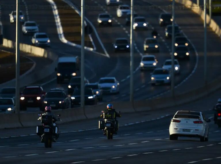 Inmetro atualiza tabela do PBE Veicular com 39 marcas e 794 modelos, destacando os carros mais econômicos e menos poluentes vendidos no Brasil.