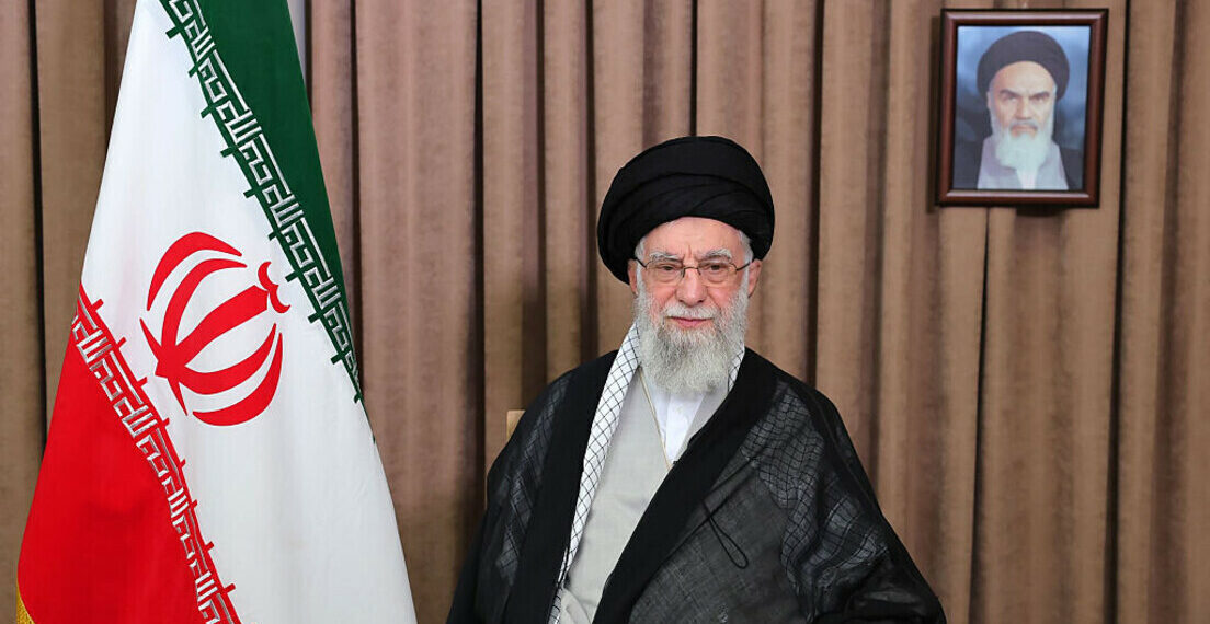 Ali Khamenei, líder supremo do Irã desde 1989, morre aos 86 anos. Religioso e político, marcou a Revolução Islâmica e a política externa iraniana.