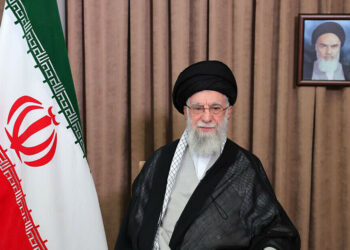 Ali Khamenei, líder supremo do Irã desde 1989, morre aos 86 anos. Religioso e político, marcou a Revolução Islâmica e a política externa iraniana.