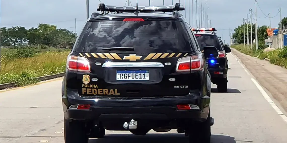 Polícia Federal prende sete policiais militares no Rio durante a 3ª fase da Operação Anomalia, que investiga ligação de agentes com facções criminosas e milícias.