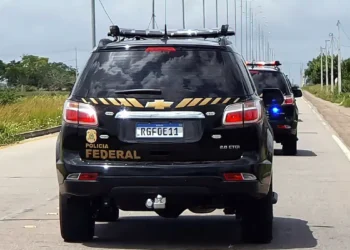 Polícia Federal prende sete policiais militares no Rio durante a 3ª fase da Operação Anomalia, que investiga ligação de agentes com facções criminosas e milícias.