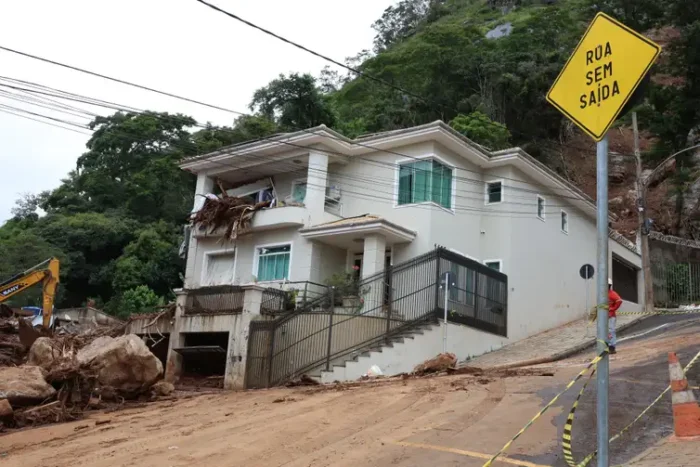 Buscas por vítimas das chuvas são encerradas em Juiz de Fora após localização do corpo de menino de 9 anos. Mortes chegam a 72; uma pessoa segue desaparecida em Ubá.