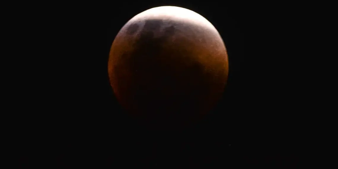 Eclipse lunar de 3 de março terá visibilidade limitada no Brasil; maior parte do país verá apenas fases iniciais do fenômeno conhecido como Lua de sangue.