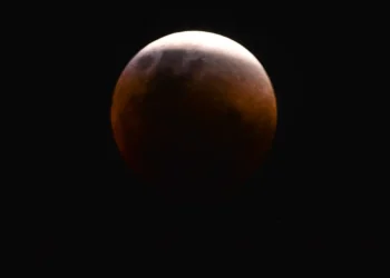 Eclipse lunar de 3 de março terá visibilidade limitada no Brasil; maior parte do país verá apenas fases iniciais do fenômeno conhecido como Lua de sangue.