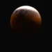 Eclipse lunar de 3 de março terá visibilidade limitada no Brasil; maior parte do país verá apenas fases iniciais do fenômeno conhecido como Lua de sangue.