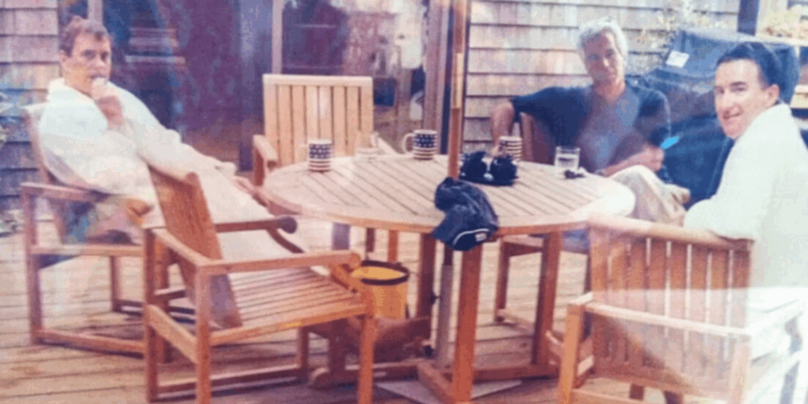 Nova fotografia revelada por arquivos do Departamento de Justiça dos EUA amplia investigações sobre Jeffrey Epstein.