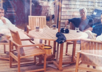 Nova fotografia revelada por arquivos do Departamento de Justiça dos EUA amplia investigações sobre Jeffrey Epstein.