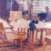 Nova fotografia revelada por arquivos do Departamento de Justiça dos EUA amplia investigações sobre Jeffrey Epstein.