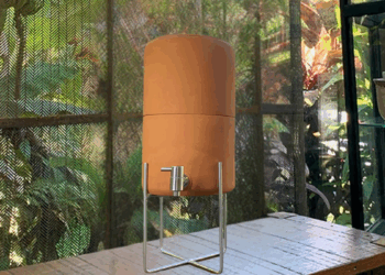 Filtro de barro volta a ser tendência no Brasil, unindo tradição, decoração e sustentabilidade.