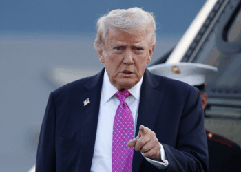 Trump diz que “Irã está morto” e aponta o Partido Democrata como principal inimigo dos EUA em meio à escalada do conflito no Oriente Médio.