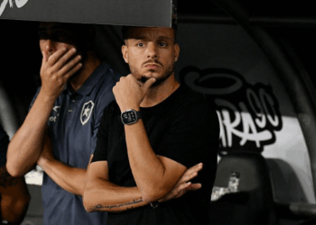 Botafogo demite Martín Anselmi após vitória no Brasileirão. Clube aponta falta de evolução e inicia busca por novo técnico.