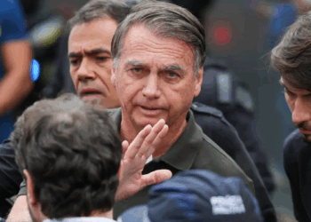 STF autoriza prisão domiciliar de Bolsonaro por 90 dias após internação. Medida é provisória e baseada em saúde.