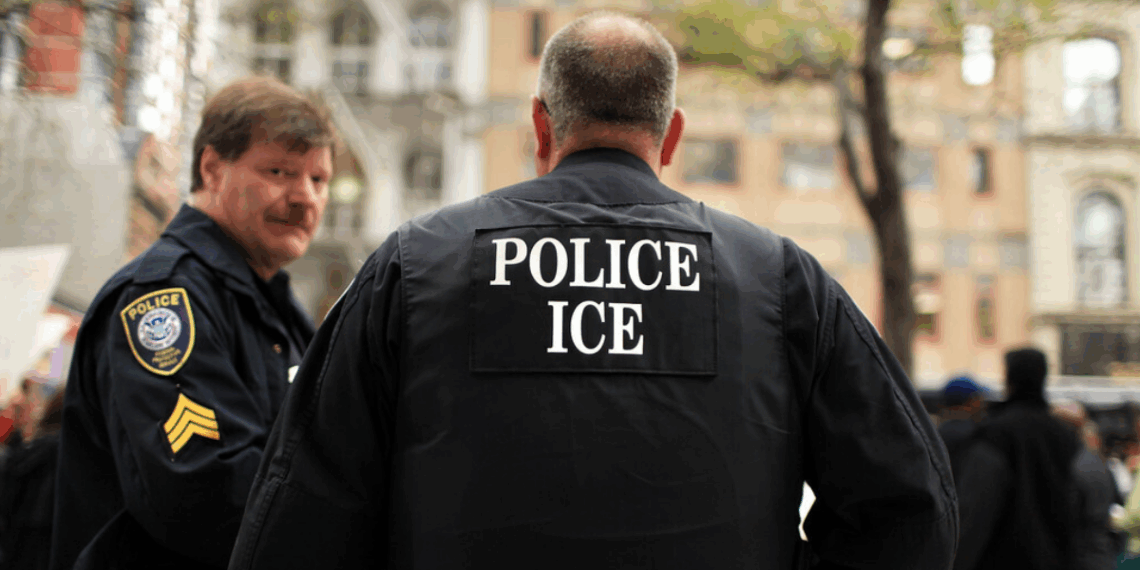 Mulher em Maryland é acusada de denunciar migrantes ao ICE após contratar reforma em casa e dever pagamento.