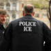 Mulher em Maryland é acusada de denunciar migrantes ao ICE após contratar reforma em casa e dever pagamento.