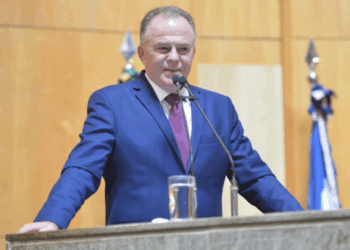 Renato Casagrande anuncia que será candidato ao Senado em 2026 e deve renunciar ao governo do Espírito Santo até abril. Vice Ricardo Ferraço assumirá o cargo e pode disputar a reeleição.