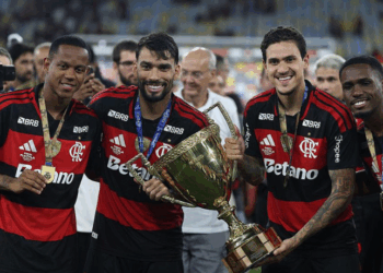 Com duas defesas de Rossi nos pênaltis, Flamengo vence o Fluminense e conquista o 40º título do Campeonato Carioca após empate sem gols no tempo normal.