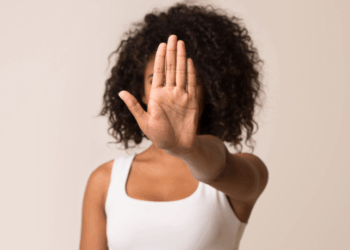 Casos de feminicídio aumentam no Brasil no início de 2026. CNJ registra 947 ocorrências em janeiro e crescimento no número de processos de violência doméstica.