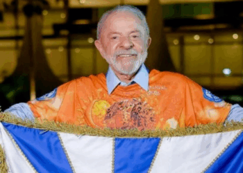 Pesquisa Datafolha revela que 71% dos brasileiros consideram inadequada a homenagem ao presidente Lula feita por escola de samba durante o Carnaval em ano eleitoral.