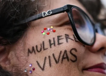 Diário Oficial publica criação da Comenda Laço Branco, honraria do Senado para homens e instituições que atuam contra a violência contra a mulher.