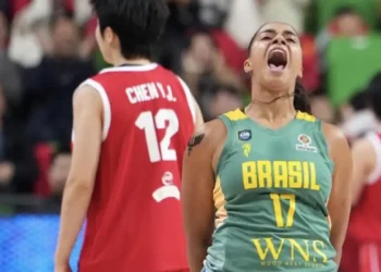 Seleção brasileira feminina de basquete perde para a China por 74 a 69 em amistoso preparatório. Brasil estreia no Pré-Mundial contra a Bélgica.